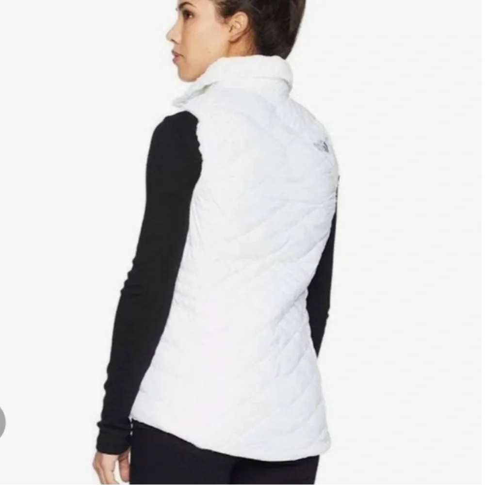 The North Face “Mossbud” Insulated Reversible Vest – TNF White (Size M) - Picture 7 of 15